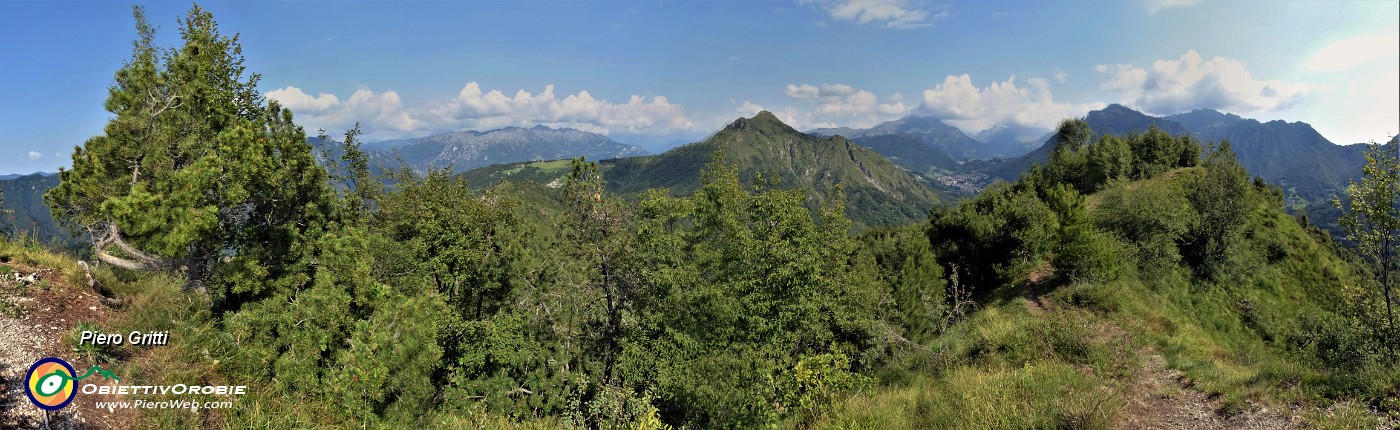 48 Dalla cima del Pizzo Rabbioso vista panoramica sull'anticima nord da cui son salito ed ora scendo.jpg